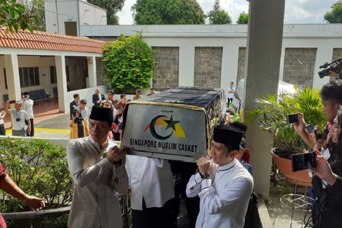 “Jenazah Bendahara Umum Partai Demokrat Dimakamkan di Surabaya, Dihadiri Tokoh Politik Nasional”