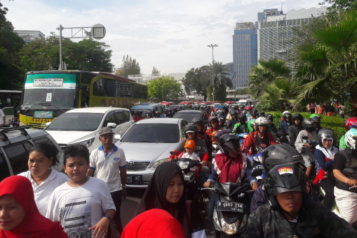 Kemacetan Parah di Sekitar Monas: Mobil Pejabat Parkir Sembarangan, Warga Protes